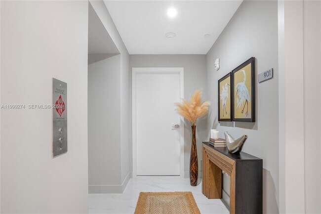 Foto del edificio - 700 NE 24th St