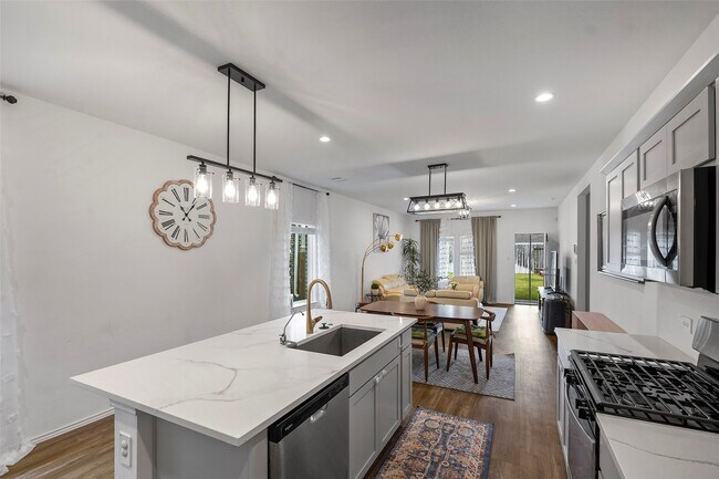 Foto del edificio - 5223 Mossdale Blf Ln