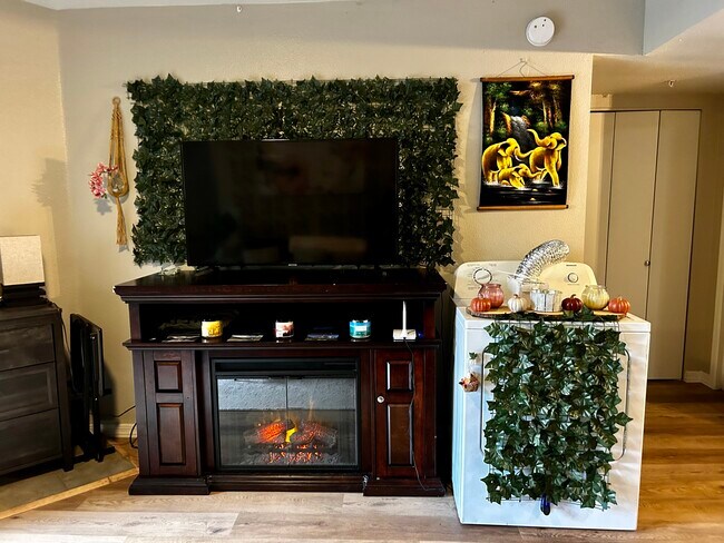 Foto del edificio - 1385 W University Ave