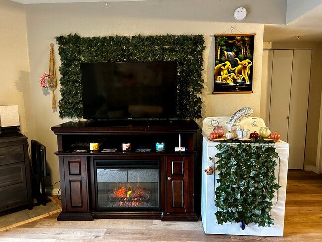 Building Photo - 1385 W University Ave