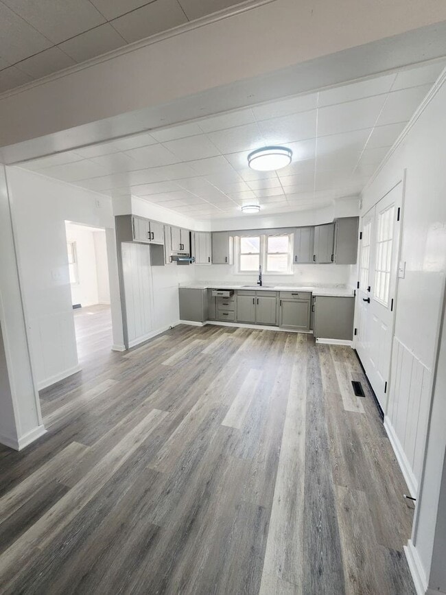Building Photo - 564 Haller St