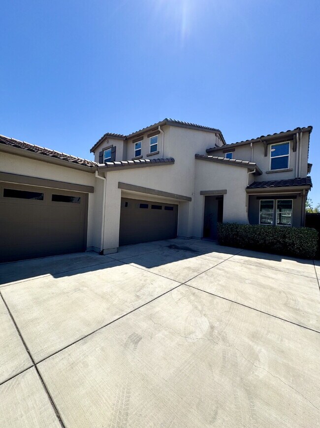 Foto del edificio - Freshly Painted 4 Bedroom Home with 3-Car Garage in Brentwood
