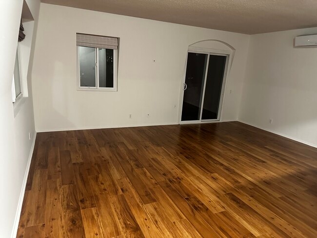 sala de estar con balcón - 8711 Pershing Dr