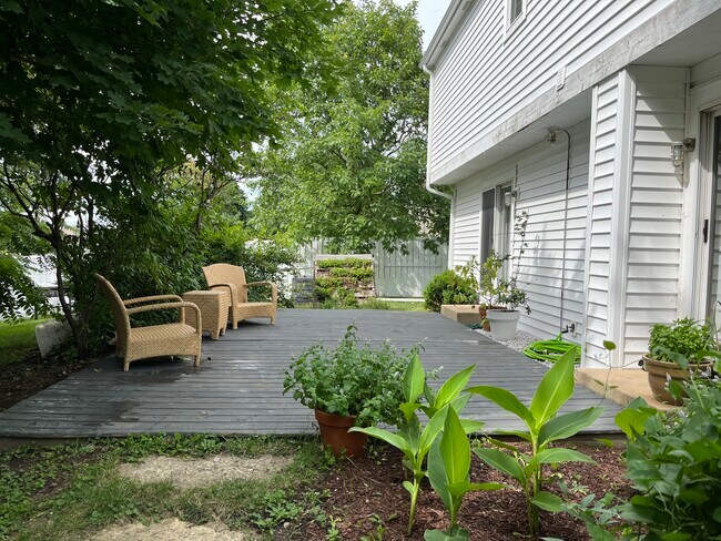 Building Photo - 402 Magnolia Dr