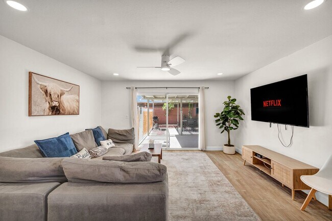 Building Photo - Spacious Furnished 5 Bed / 2 Bath Single Family Home with Private Pool in Las Vegas