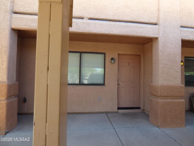 Foto del edificio - 1077 N Riverside Dr