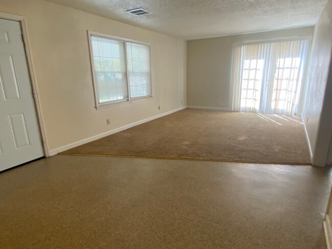 Building Photo - 135 Oakwood Ave