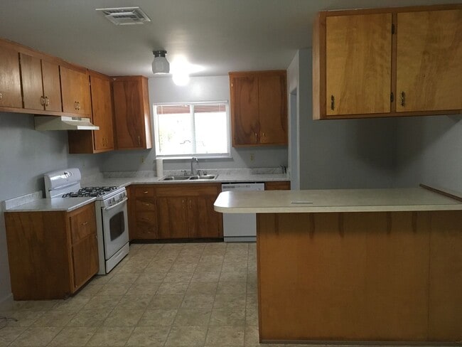 Foto del edificio - South Redding 3 Bedroom Home