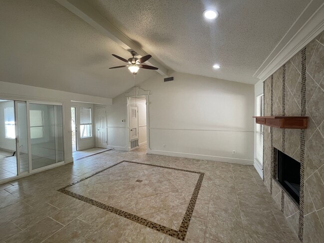 Building Photo - Spacious home on a huge lot!