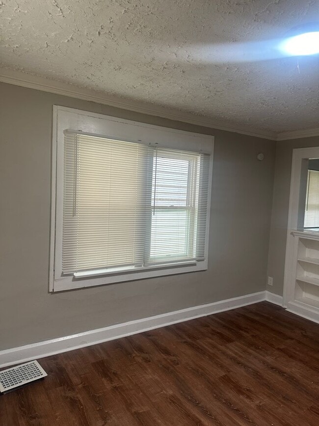 Building Photo - 610 N Linwood Ave in Indianapolis, IN! Thi...