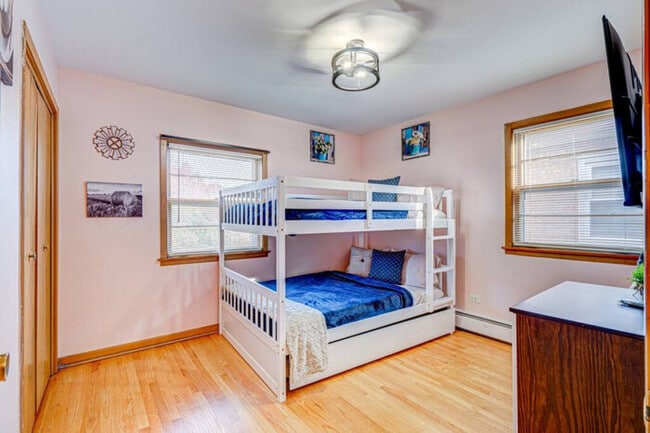 Foto del edificio - Elmwood Park 2 BR Condo