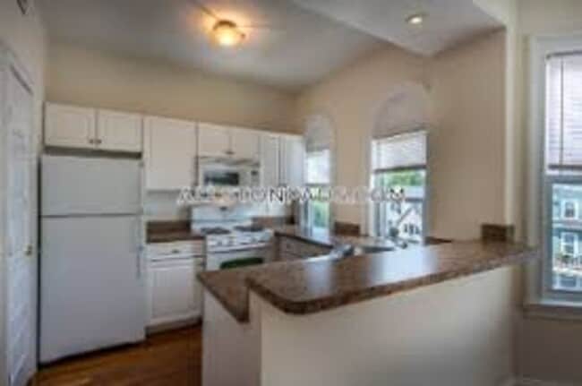 Building Photo - No Brokers Fee. 2 bed. 2 Full Bathrooms in...