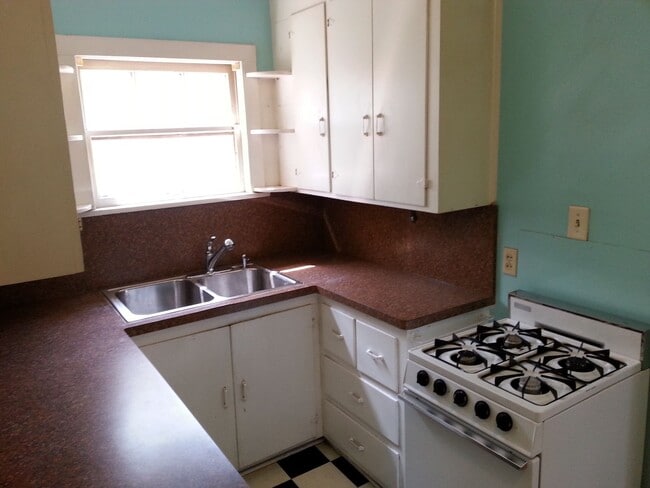 Building Photo - 533 W Doty St