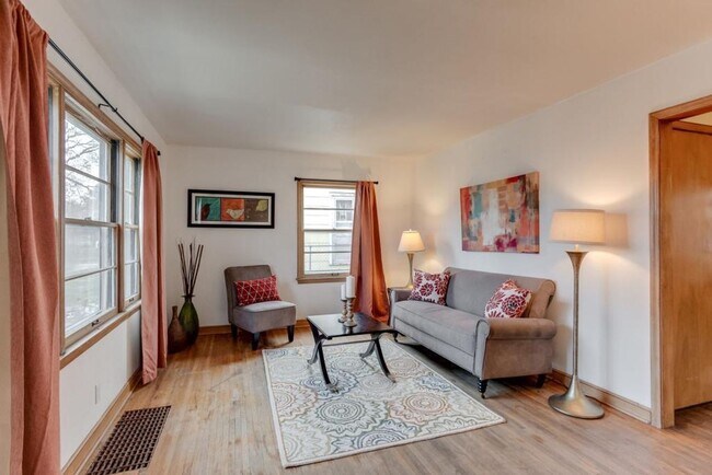 Foto del edificio - Charming 4 bed 2 bath home available now.