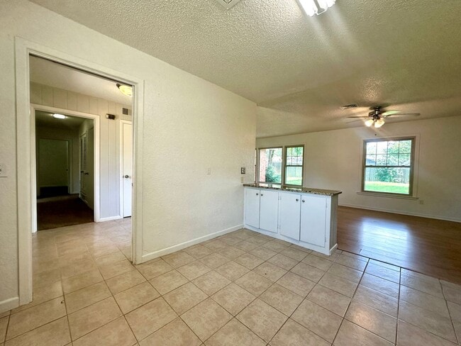 Building Photo - 3Bed/2Bath Available now!