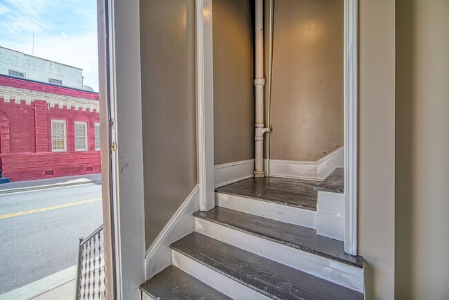 Foto del edificio - Quaint 2 Bedroom/1 Bath Flat Downtown Inman