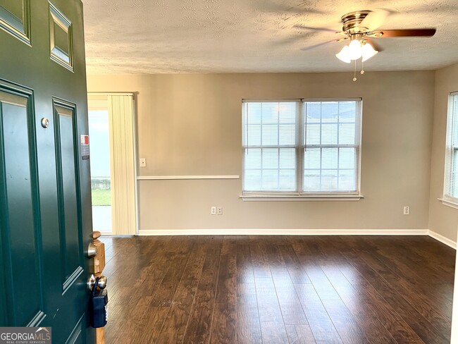 Foto del edificio - 650 Windcroft Cir NW