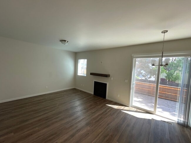 Building Photo - 960 NE Paula Dr