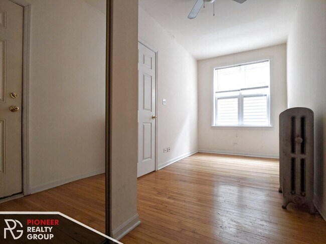 Building Photo - 910 W Dakin St