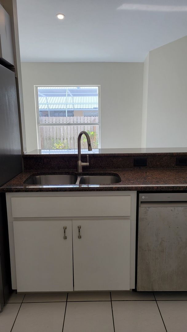 Building Photo - PENDING LEASE-Annual unfurnished 4/2 SFH i...