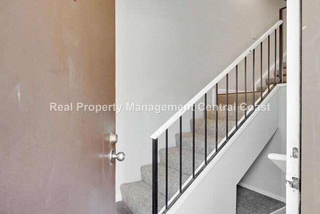 Foto del edificio - AVAILABLE JULY- Updated Tri-Level 2 Bedroo...