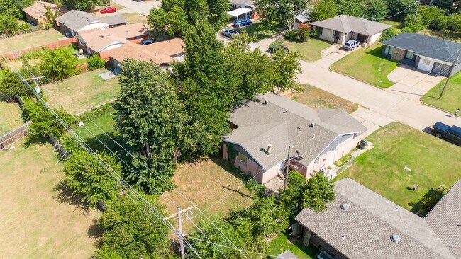 Building Photo - Bright and Spacious 5-Bedroom Home in Midw...