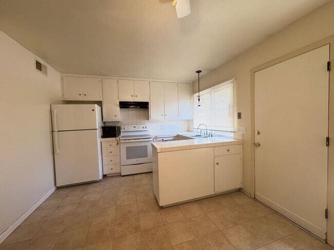 Foto del edificio - Cute 2 Bedroom Condo