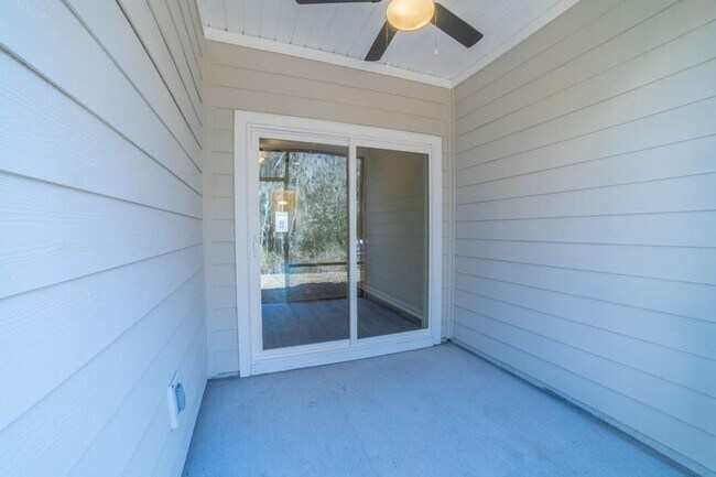 Building Photo - Beautiful 3-Bedroom Townhome in Sought-After Waterways Community