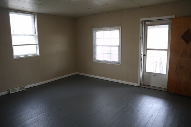 Building Photo - 823 Crest Ave