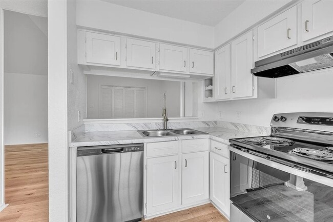 Building Photo - 6044 Stoneybrook Dr