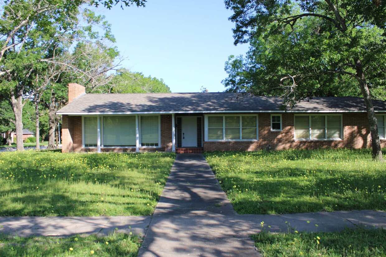 Primary Photo - 3 Bedrom 2 bath with a 1 car garage