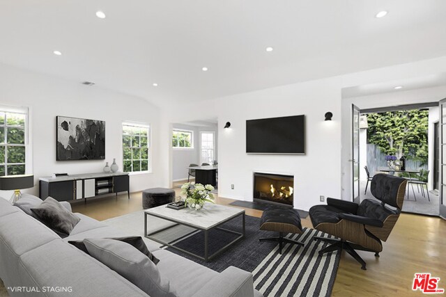Foto del edificio - 8471 Waring Ave
