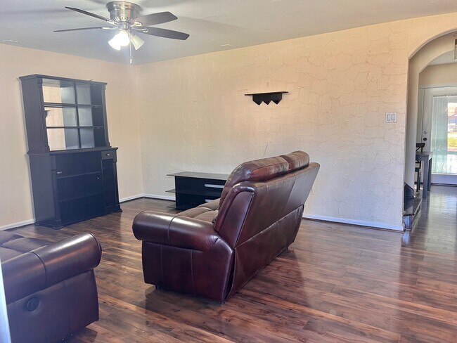 Foto del edificio - 7913 Cook Rd