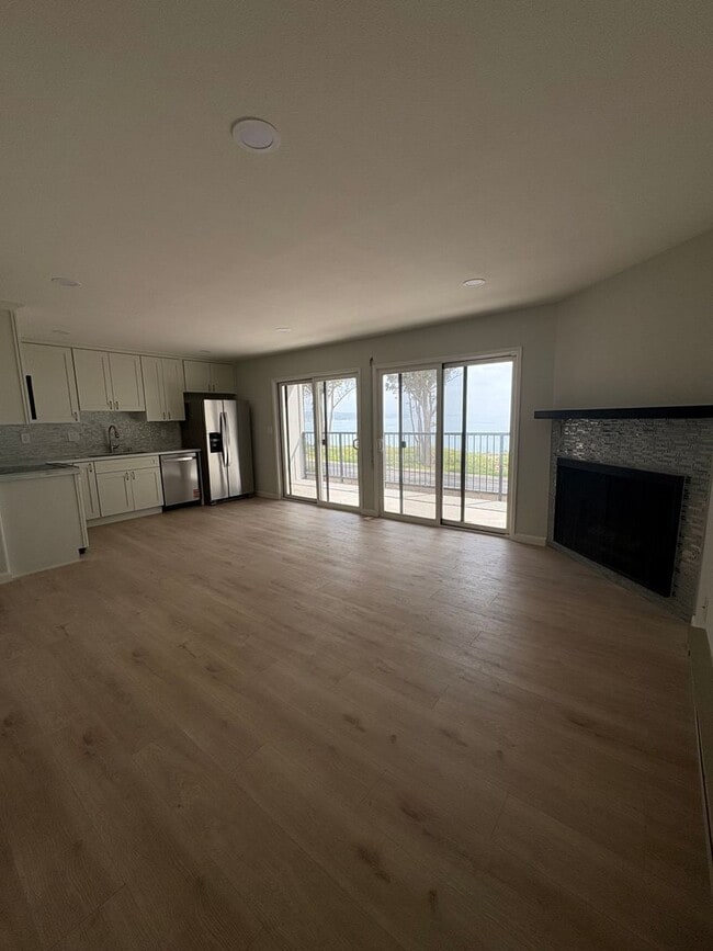 Foto del edificio - Remodeled Coastal Condo with Panoramic Ocean Views – One Block from New Brighton Beach