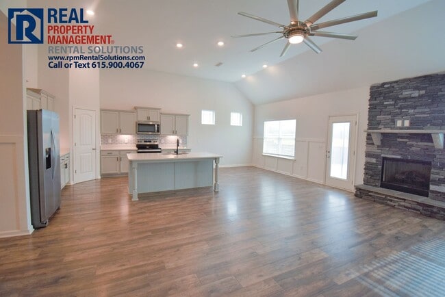 Building Photo - Amazing 4bd home on 1/2 Acre! Attached gar...