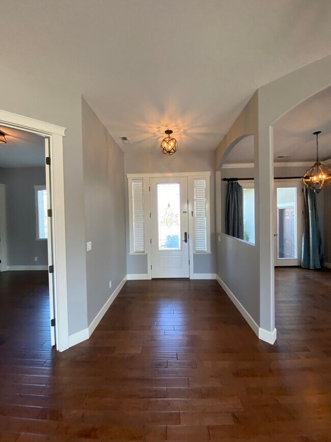 Foto del edificio - Beautiful, Spacious Home on 1/2 acre lot!