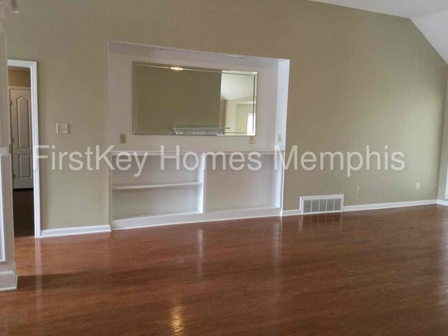 Foto del edificio - 1028 Mirror Lake Ln