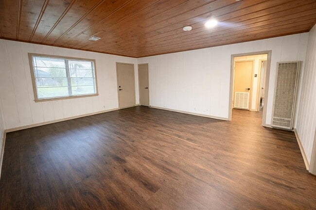 Building Photo - 107 Elm Ave