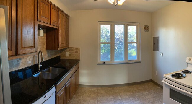 Building Photo - 404 Wildwood Ave