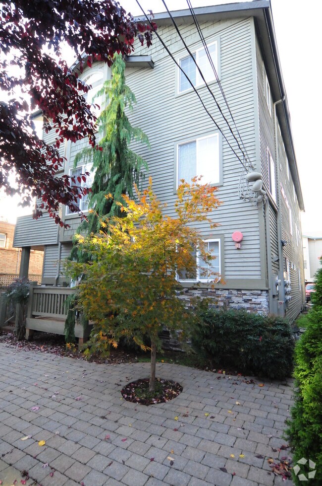 Building Photo - 434 NE Maple Leaf Pl