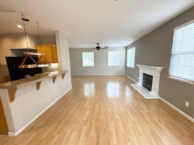 Building Photo - STUNNING & SPACIOUS 4 BEDROOM HOME IN LIVE...