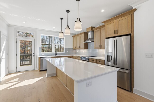 Building Photo - Luxurious 3BD, 3.5BA Chapel Hill Townhome with Modern Features Near Shopping, Dining, and Enterta...