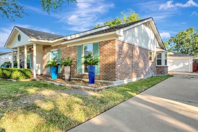 Foto del edificio - 1710 San Sebastian Ln