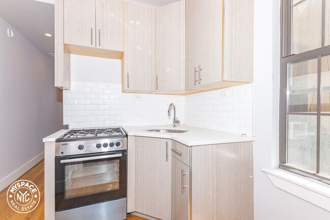 Foto del edificio - 17-14 Linden St