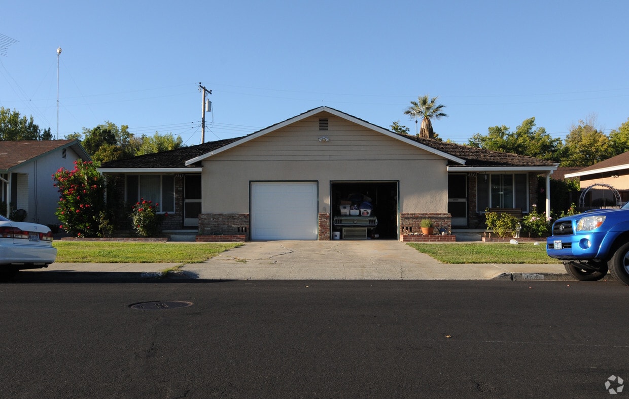Building Photo - 3543 Bennett Ave