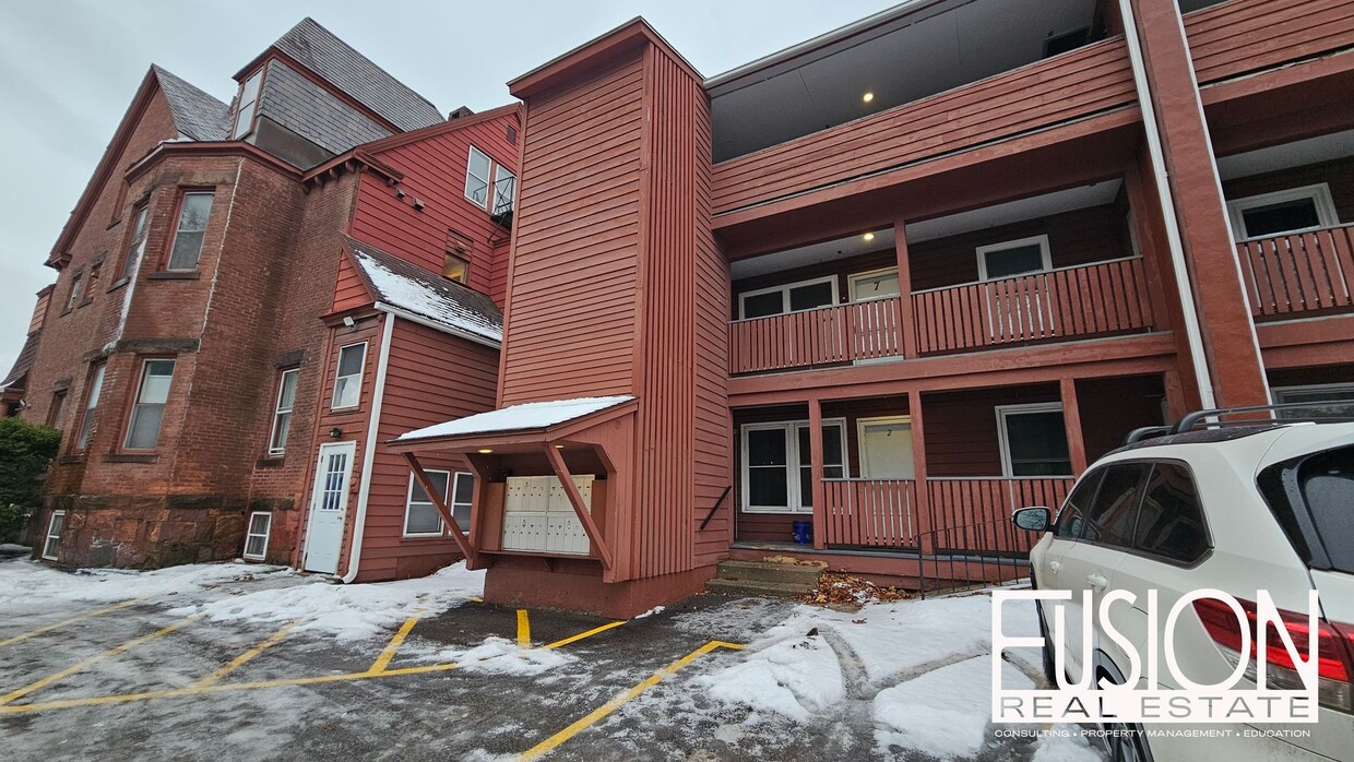 Bright, Updated 2-Bedroom in Prime Burlington Location — Available Now! - Bright, Updated 2-Bedroom in Prime Burlington Location — Available Now!