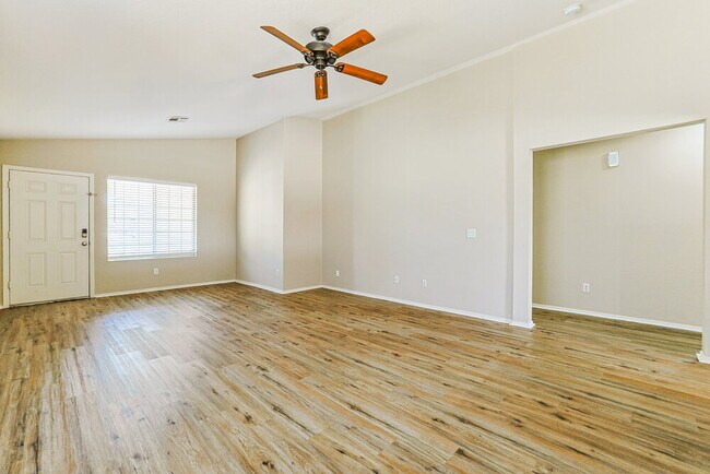 Foto del edificio - 1453 E Kelsi Ave