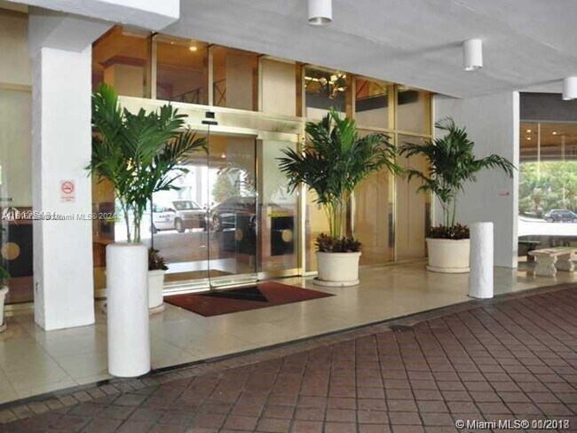 Foto del edificio - 555 NE 15th St