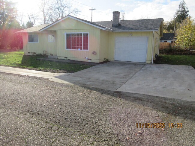 Foto del edificio - Updated and refurbished