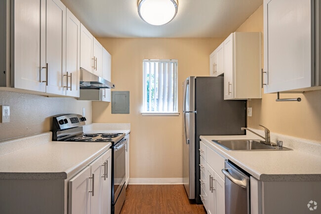 1BR, 1BA - 534SF - Kitchen - Park Club Apartments